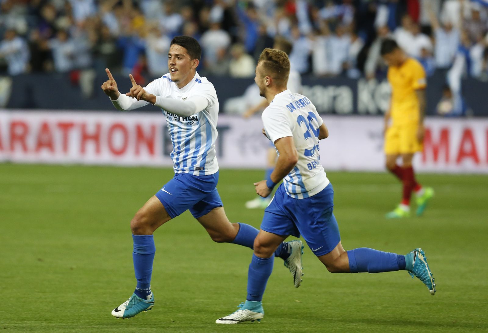 Pablo Fornals y Javi Ontiveros celebran el gol del castellonense.