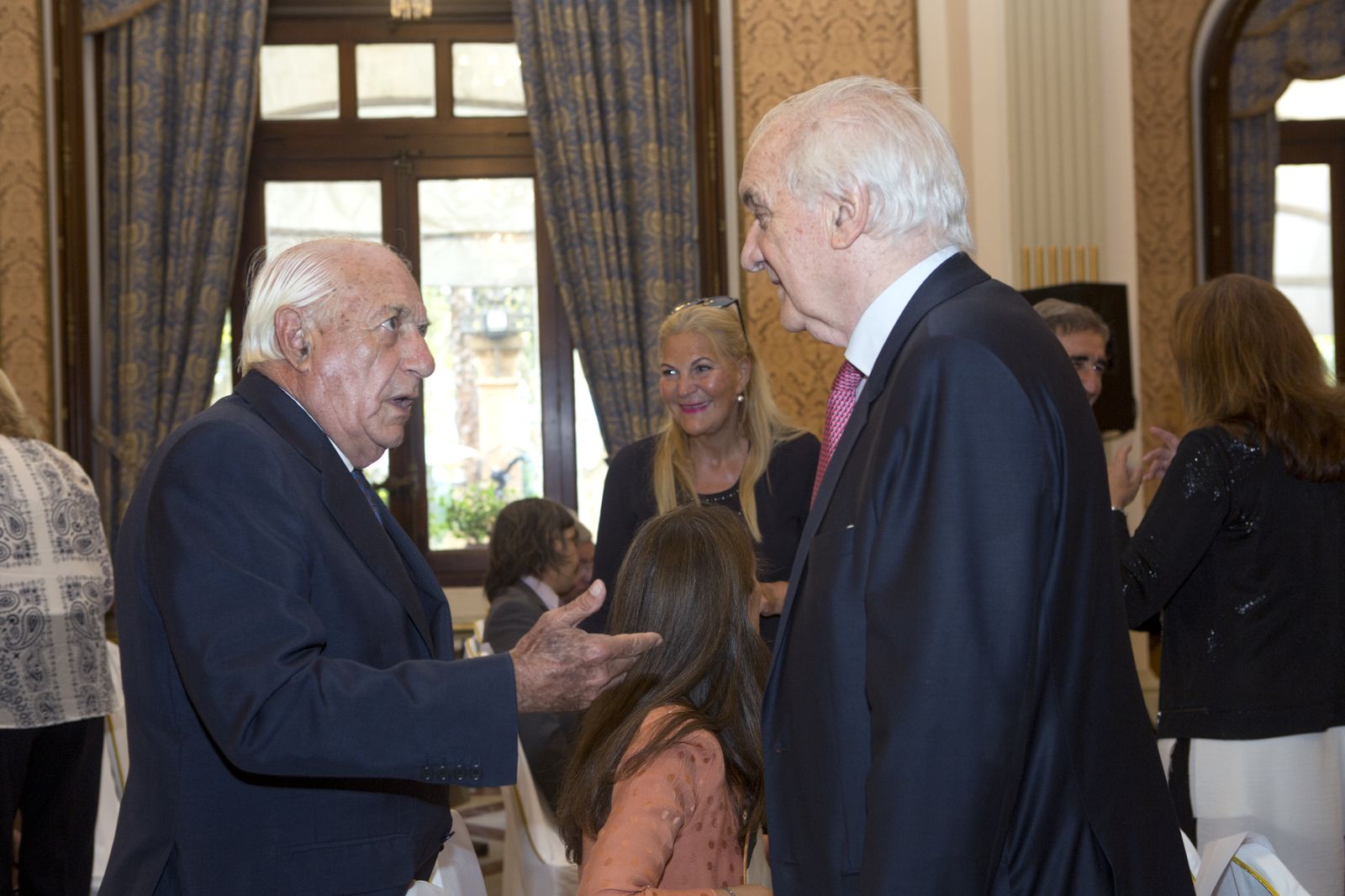 Las imágenes de la entrega de la Beca Manuel Olivencia