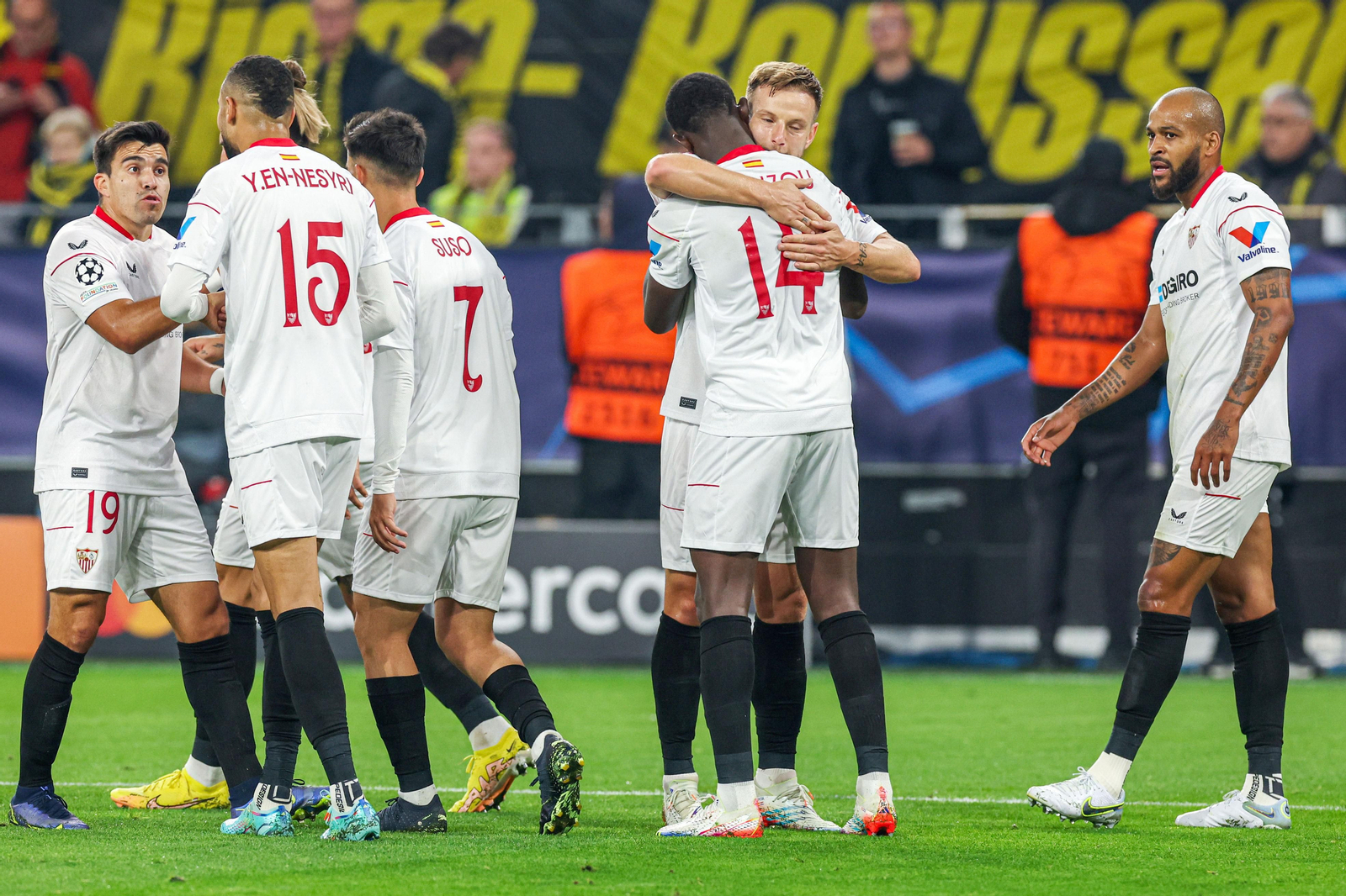 Rakitic se abraza a Nianzou ante Marcao mientras Acuña y En-Nesyri dialogan.