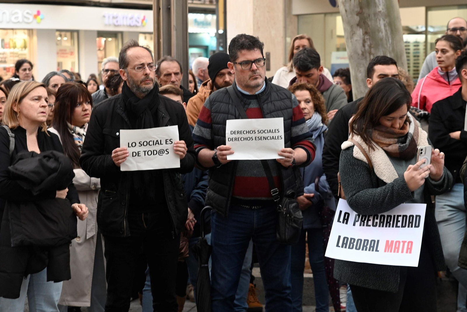 La concentración en Córdoba por la educadora social asesinada en Badajoz, en imágenes