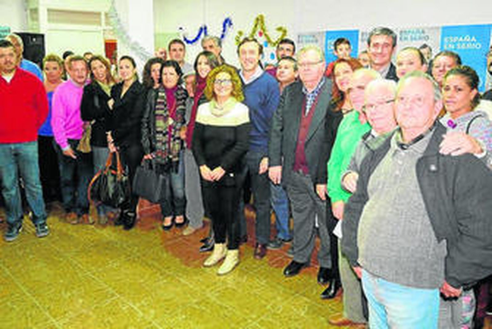 Rafael Hernando con interventores y apoderados de Adra.