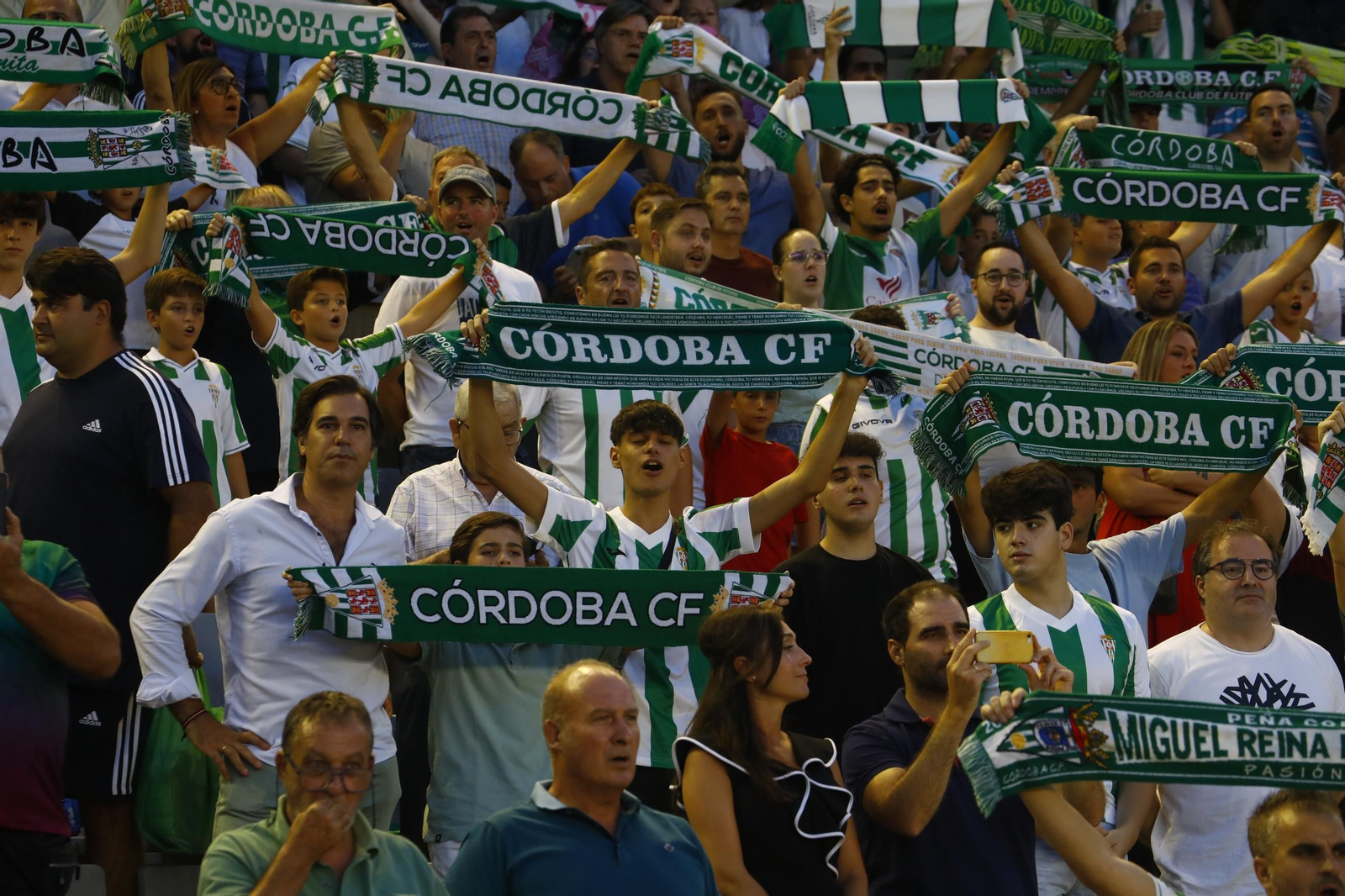 Aficionados del Córdoba CF cantan el himno de su equipo antes del partido ante el Deportivo de La Coruña.