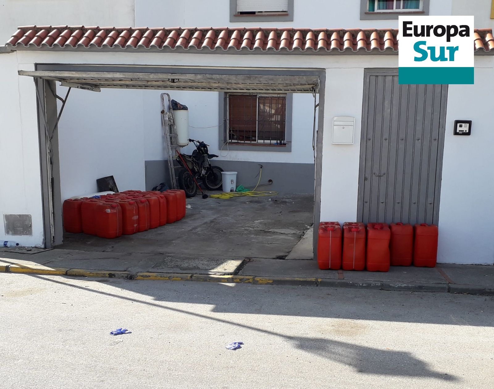 Las garrafas con gasolina intervenidas este martes en Guadacorte.