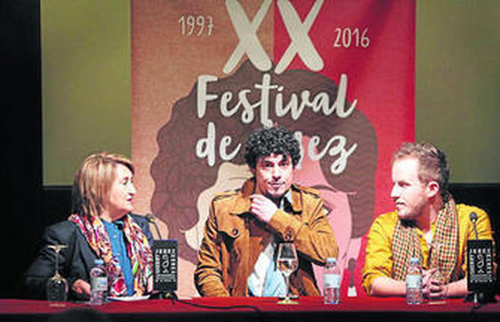 Rosalía Gómez, junto a Jesús Carmona y Alejandro Molinero.