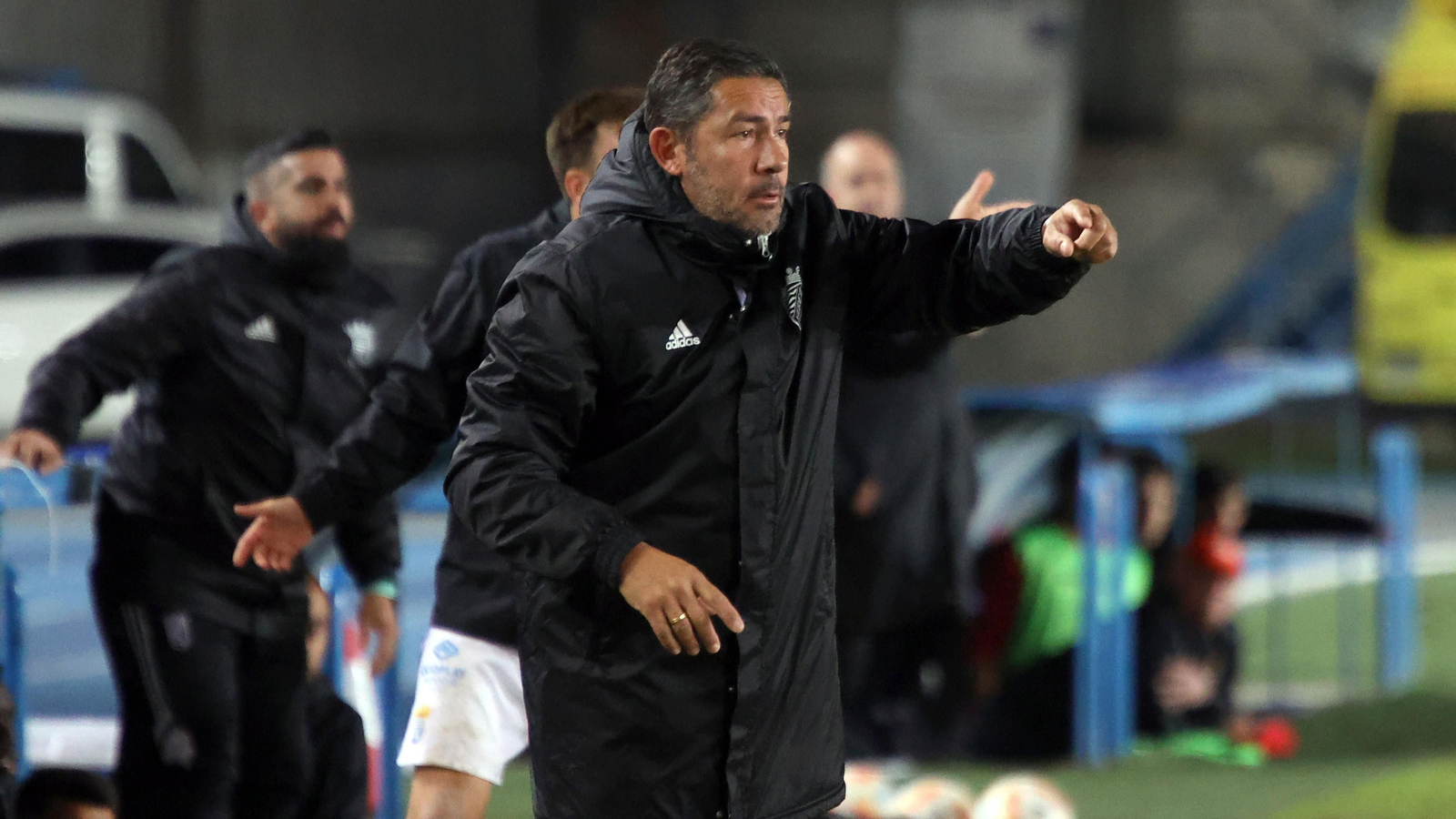 Juan Carlos Gómez da instrucciones a sus jugadores durante el partido contra el Antoniano.