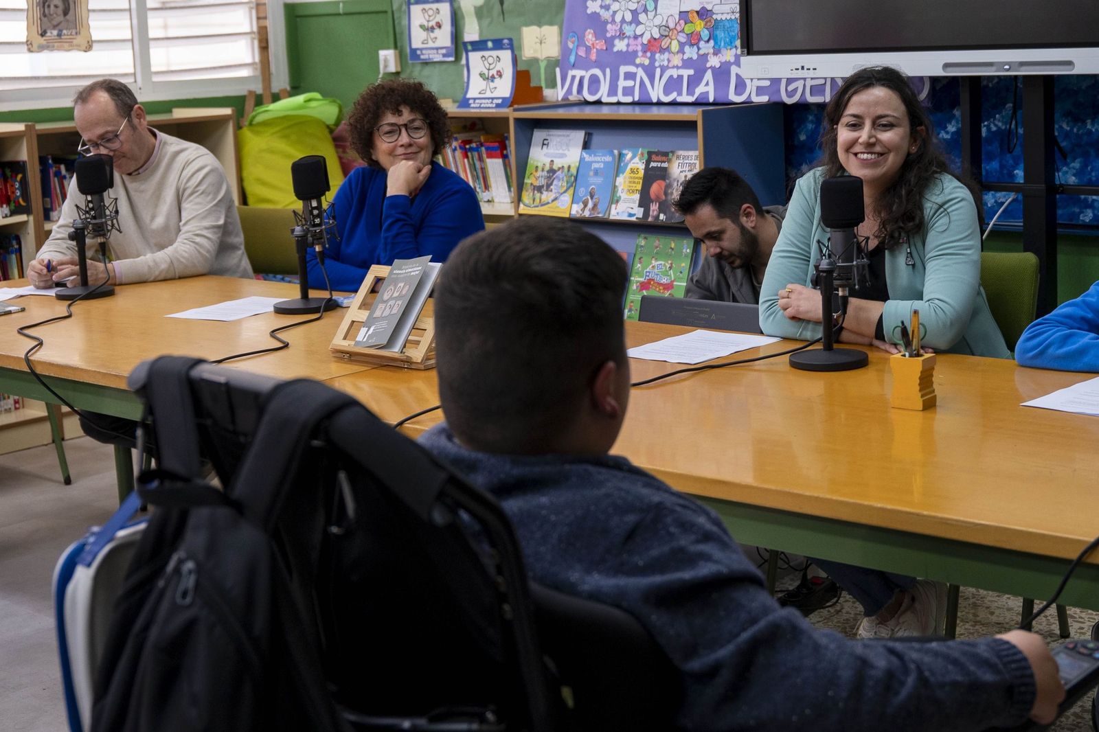 Las imágenes del estreno de la radio escolar 'Onda Alberti' y su primer programa dedicado a la ciencia