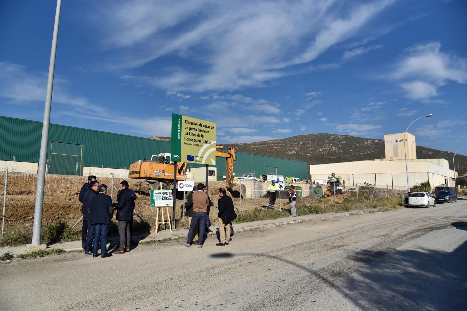 Representantes y técnicos de la Junta y el Ayuntamiento, en el inicio de las obras del punto limpio.