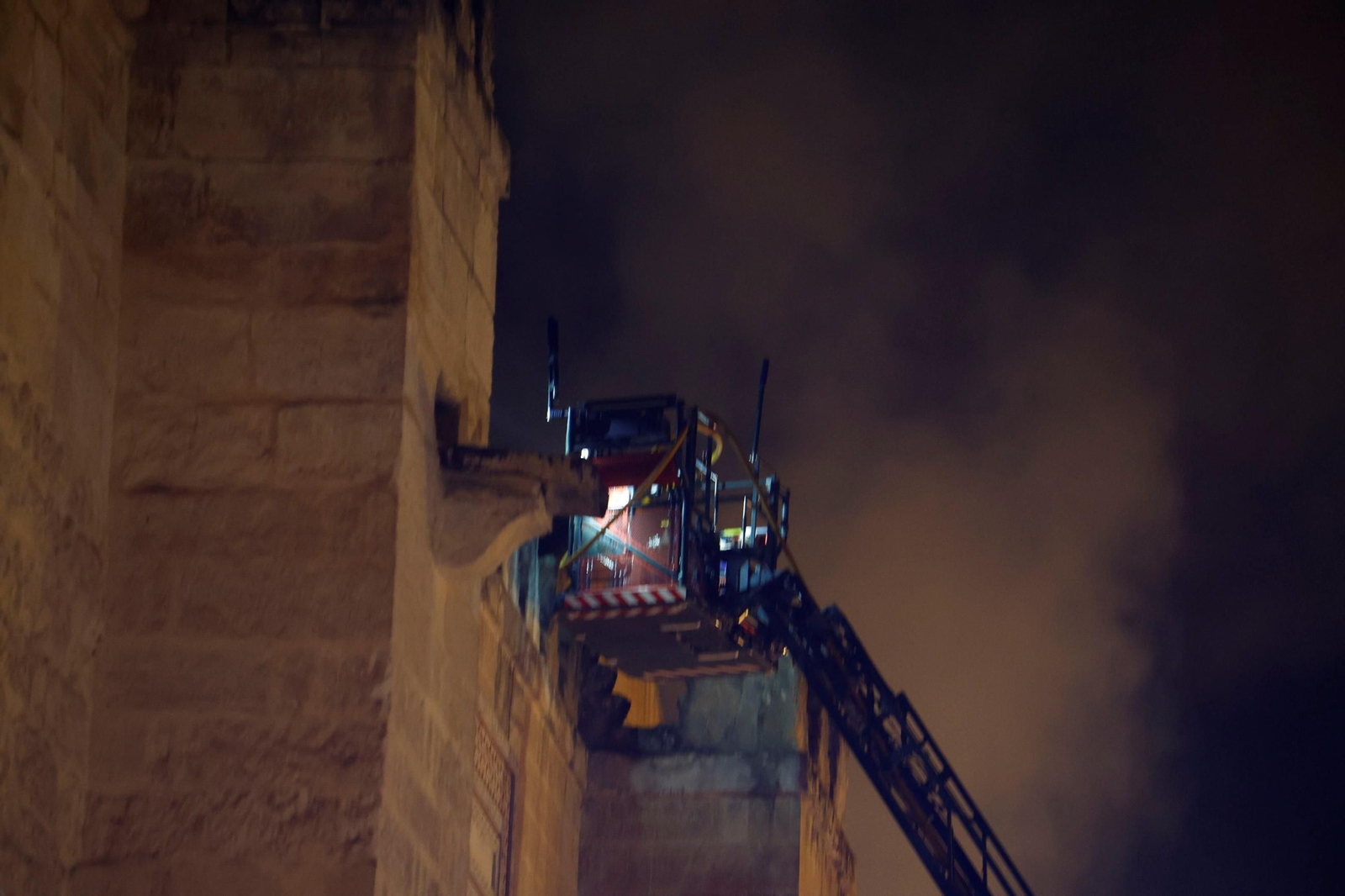 Las fotos del incendio en la Mezquita-Catedral de Córdoba