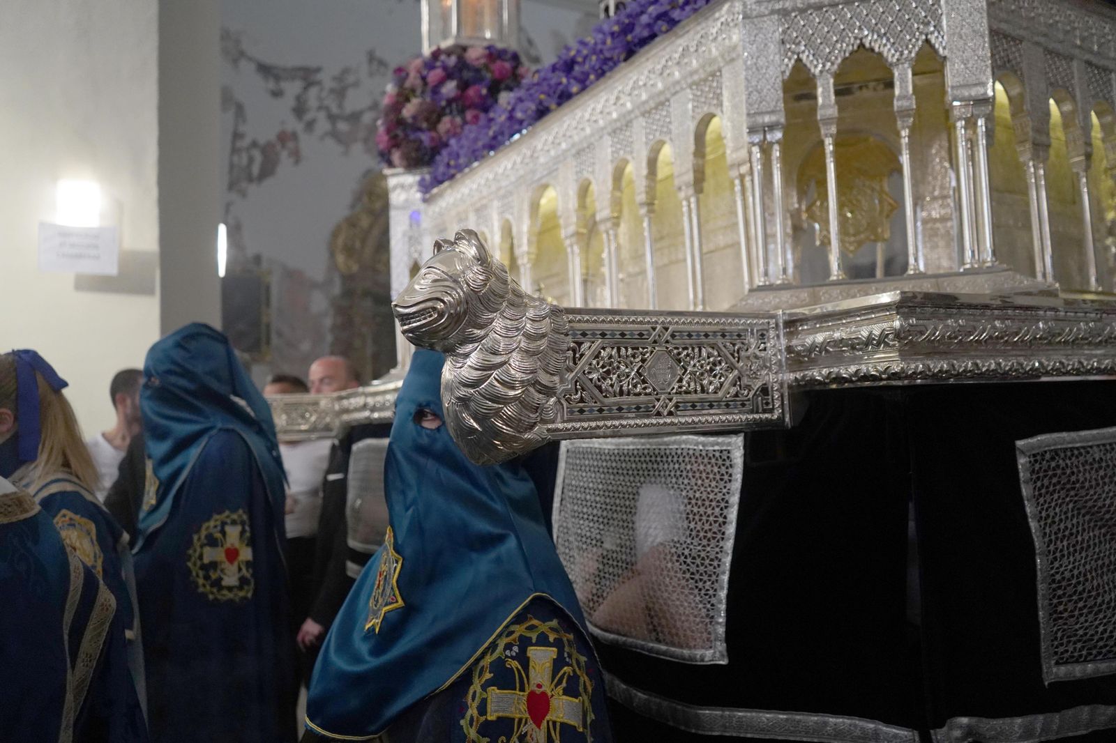 Las fotos de la salida de Santa María de la Alhambra y su bajada a Granada