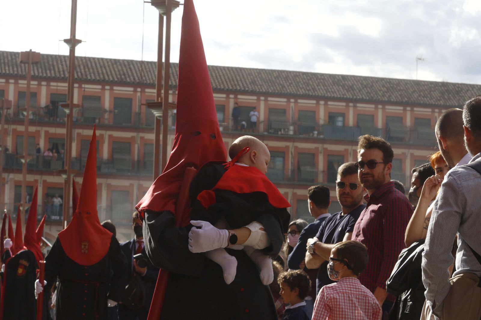 Jueves Santo en Córdoba: La procesión de la Caridad, en imágenes