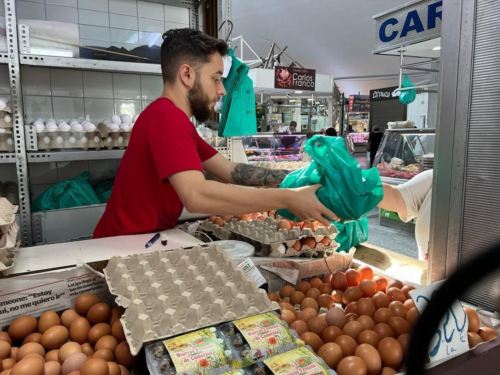Una mañana de compras en el Mercado Ingeniero Torroja de Algeciras, en imágenes.