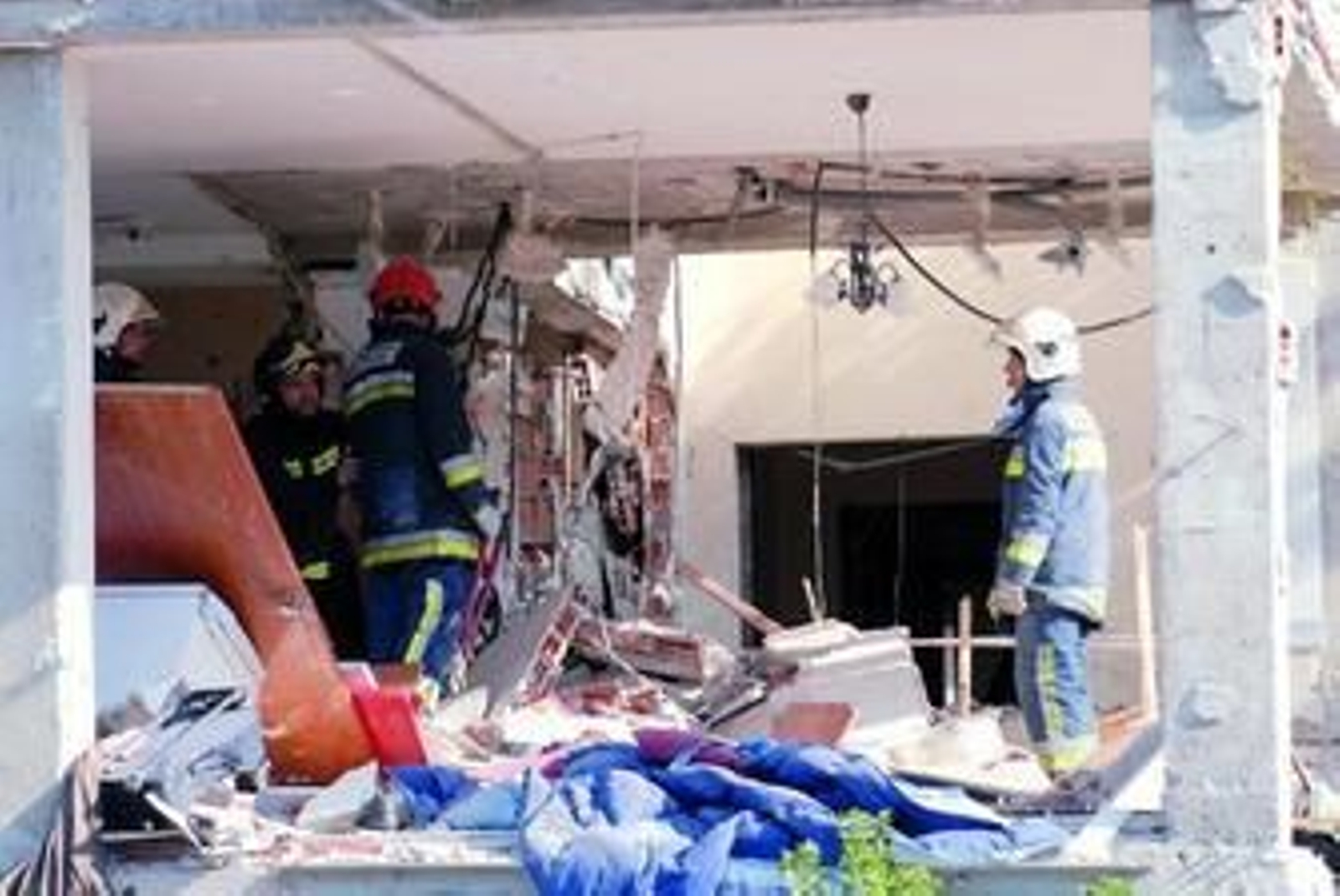 Los bomberos, el pasado miércoles en el edificio afectado.