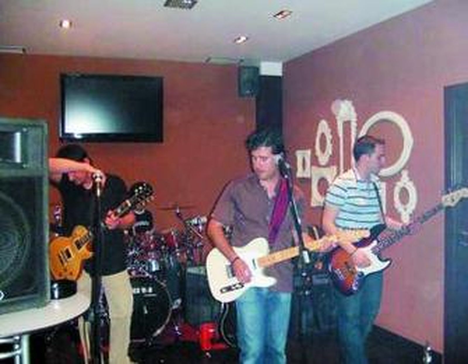 Los componentes de la banda son técnicos y músicos a la vez.