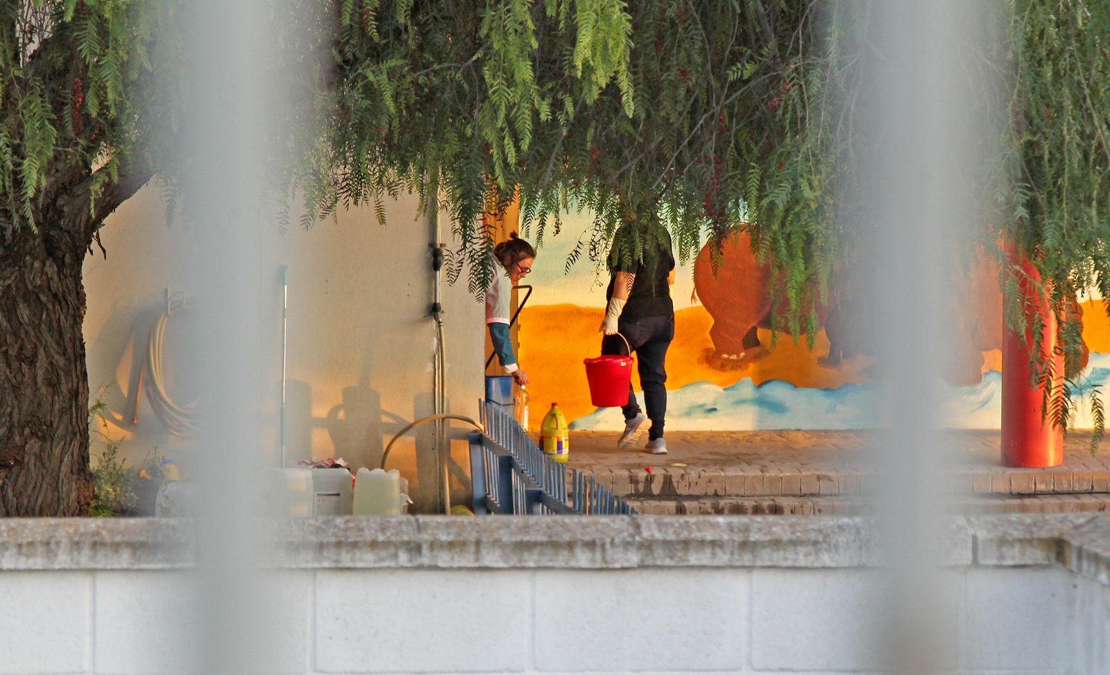 Limpiadoras trabajando ayer por la tarde en el CEIP El Membrillar.