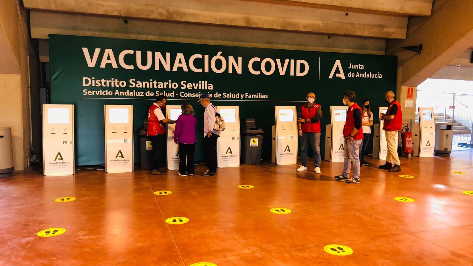 Las máquinas dispuestas para los turnos para ser llamados para recibir la vacuna.