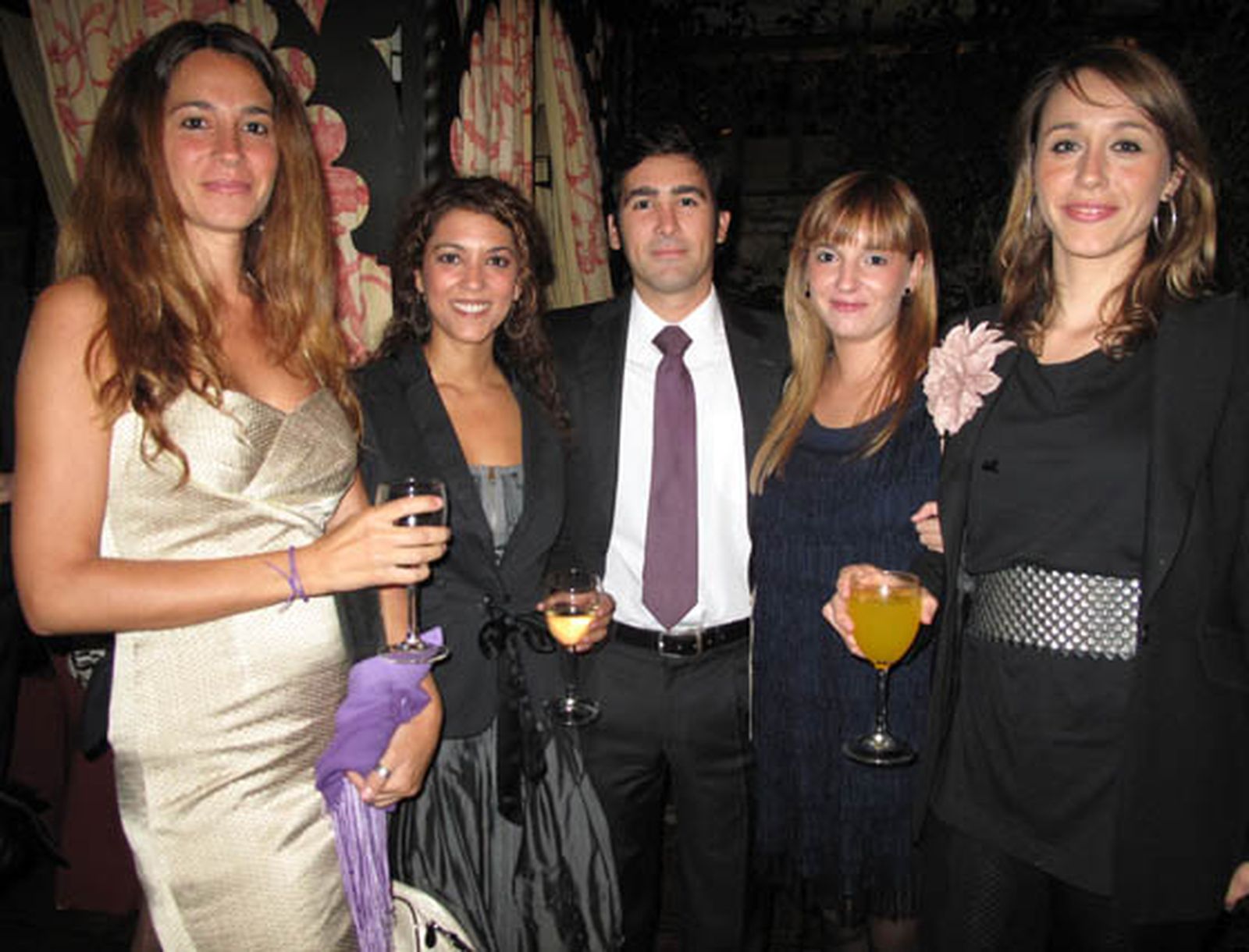 Carolina Visedo y Maite Rodríguez, con Guillermo Sanchís, Teresa Álamos y María Jesús Domínguez, de Wellness Telecom.

Foto: Victoria Ramírez