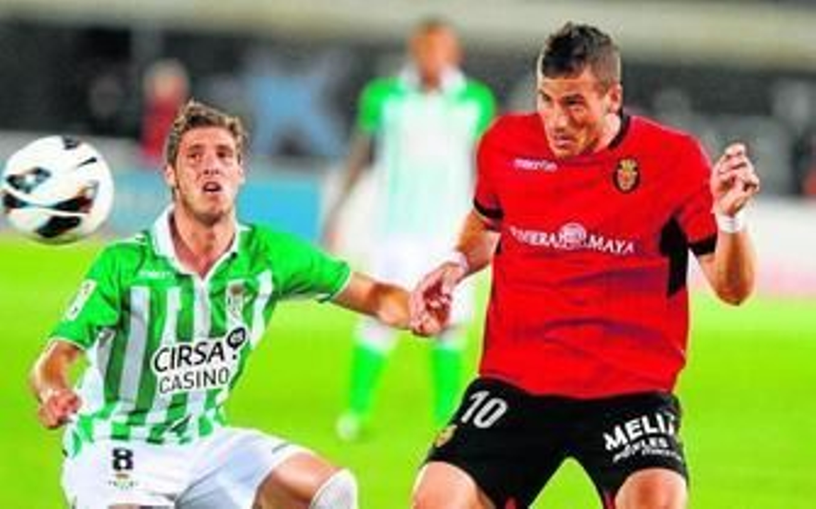 Hemed llega antes que Rubén Pérez a un remate en una constante de lo que fue el partido en Son Moix.