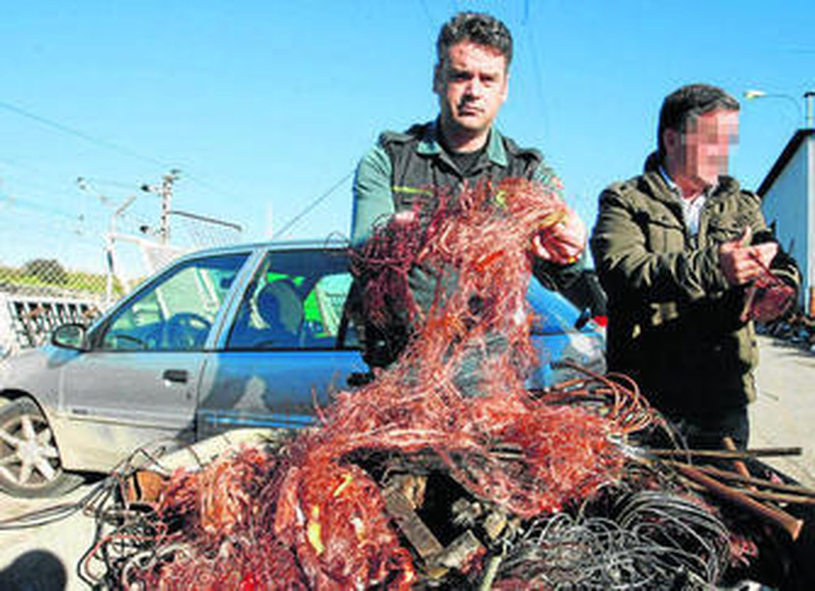 Un agente sostiene en sus manos cobre robado y recuperado.