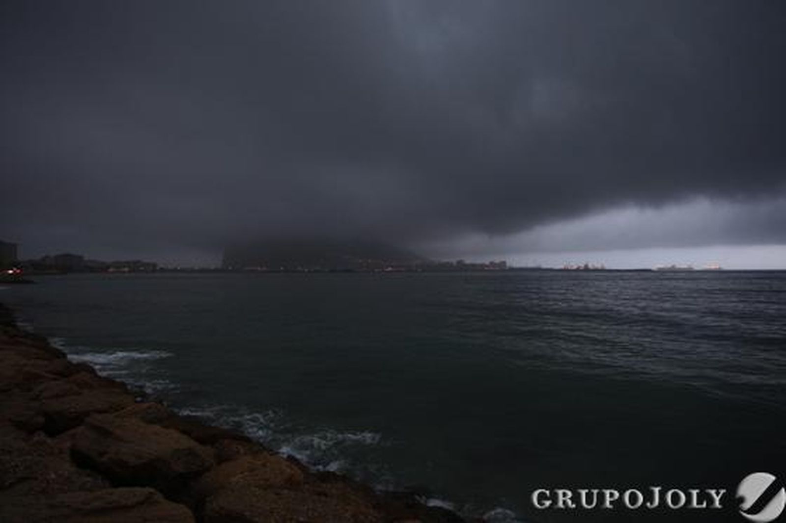 Los bomberos realizan más de treinta intervenciones por achique de agua en apenas cinco horas, sobre todo en La Línea y Algeciras./Fotos:Fran Montes/Paco Guerrero

Foto: Fran Montes/Paco Guerrero