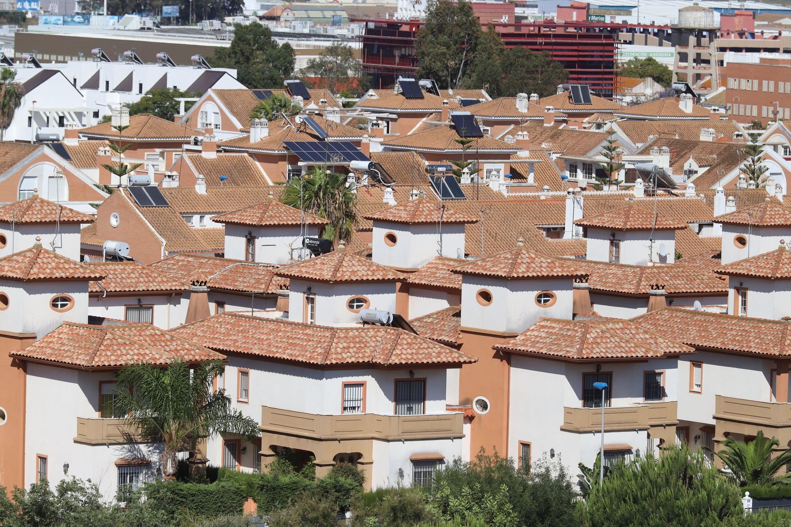 Vista general de varias viviendas de la capital onubense.