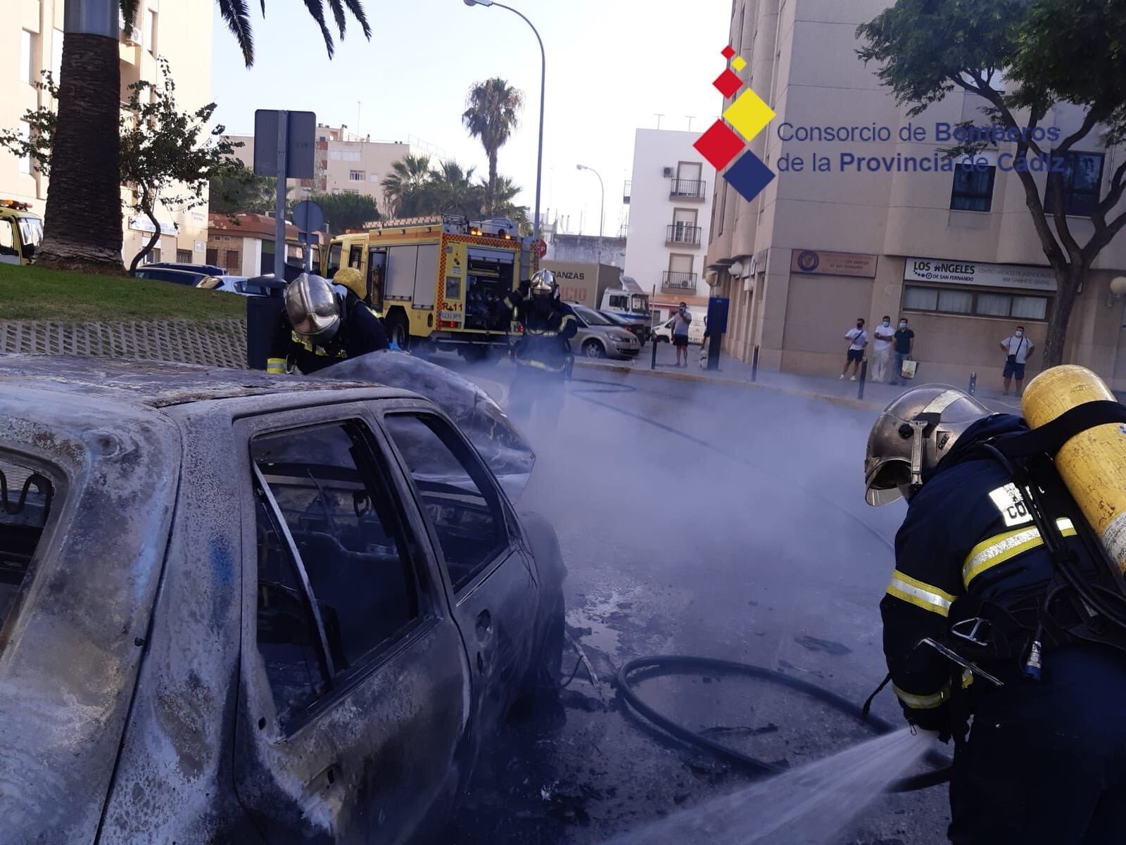 Actuación de bomberos en el incendio de un vehículo en San Fernando.