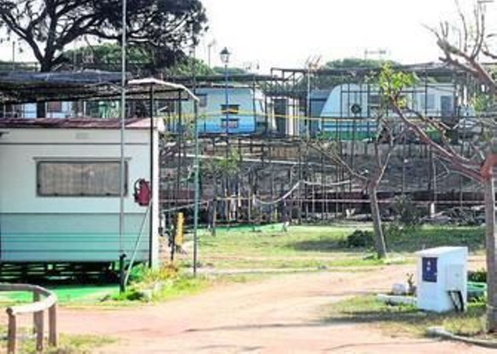 Zona con caravanas del camping de Mazagón afectada por el incendio.