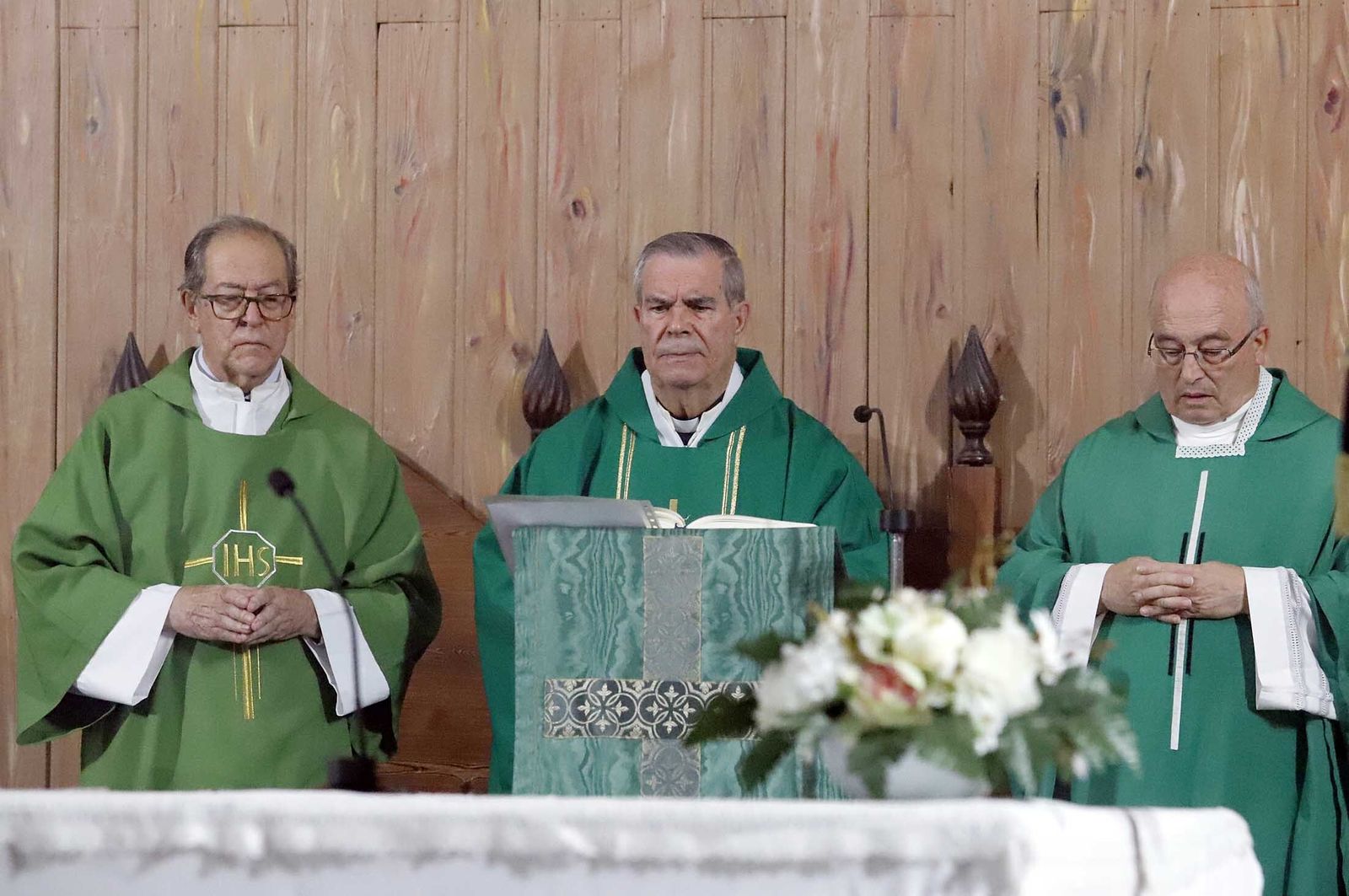Misa de despedida por jubilación a don Feliciano Fernández Sousa, párroco del Sagrado Corazón de Jesús, en imágenes
