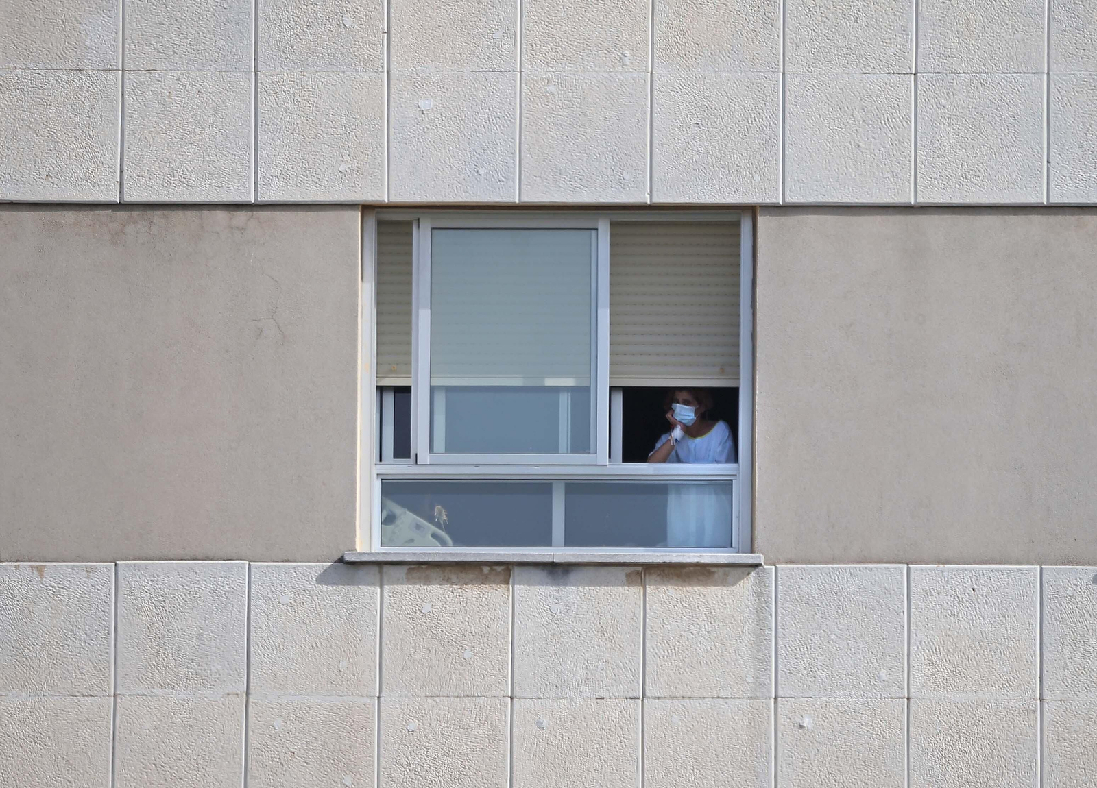 Un paciente asomado a una ventana del hospital Punta de Europa en una imagen de archivo.