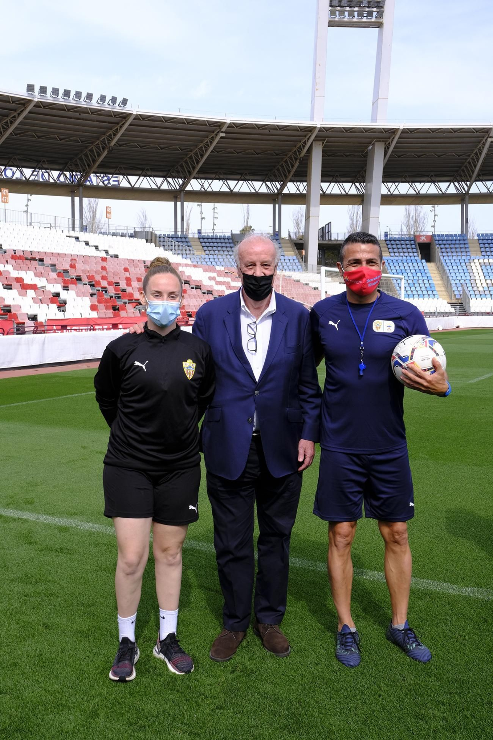 Fotogalería de la visita de Vicente del Bosque al equipo Genuine de la Fundación U.D. Almería
