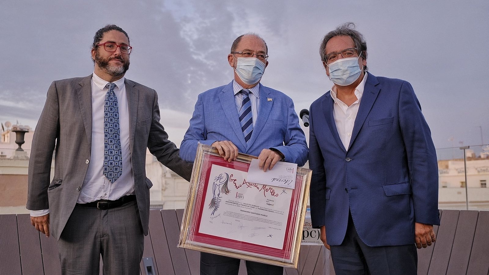 Diego Calvo, presidente de la APC, el premiado Fernando Santiago, y el presidente de la Fundación Cajasol, Antonio Pulido.