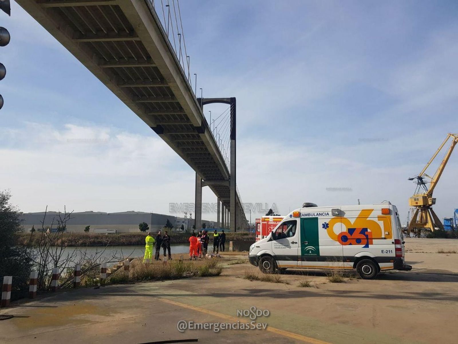 Equipos de salvamento, bajo el Puente del V Centenario.