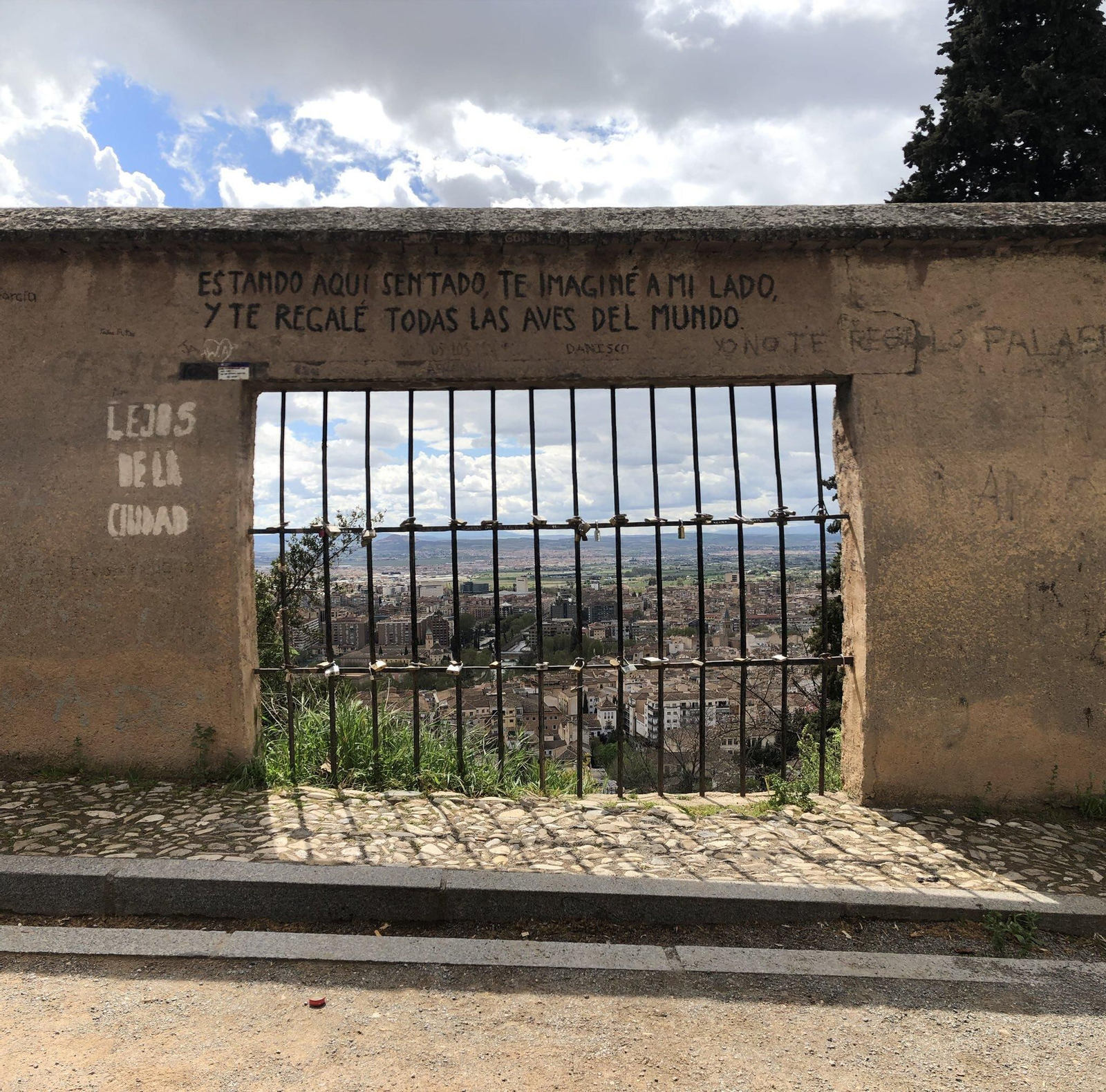 Piden que el Ayuntamiento de Granada vuelva a poner la frase romántica del mirador del Carmen de los Mártires