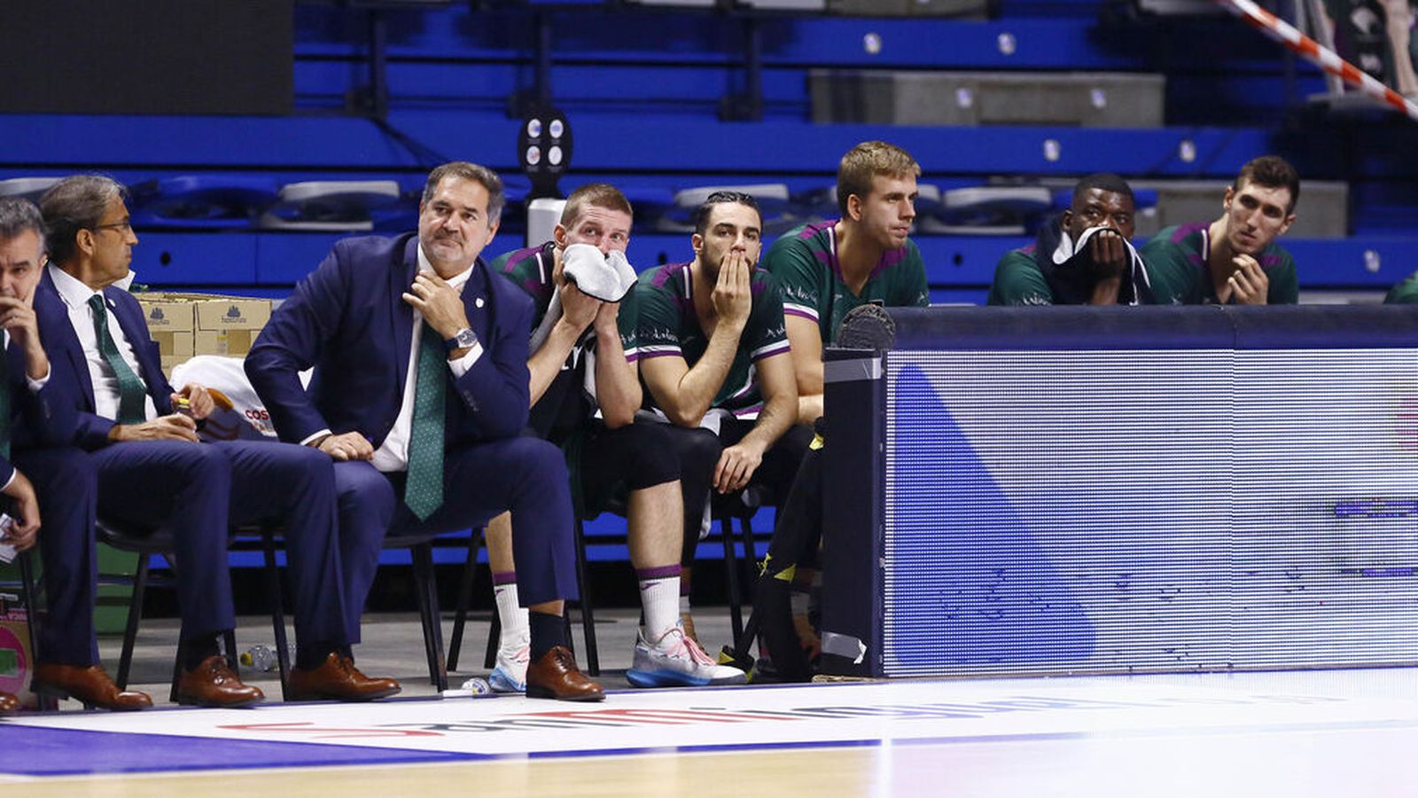Jugadores y cuerpo técnico del Unicaja, durante un partido.