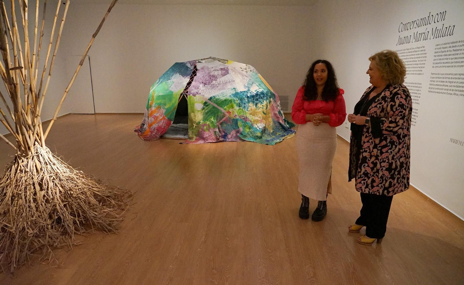 La pintura 'instalativa' de Mariem Imán llega a Condes de Gabia