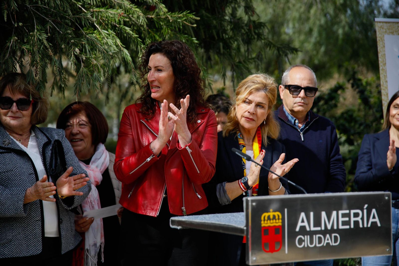 Las imágenes de la plantación de un olivo y el entierro de una cápsula del tiempo