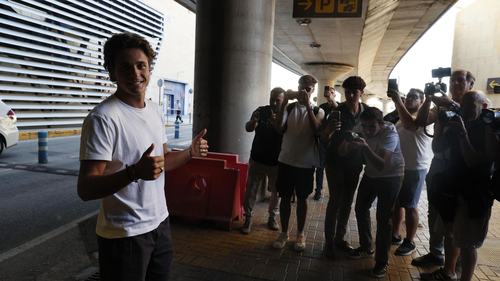 Un Spider-Man vestido del Betis recibe a Rodrigo Riquelme en el aeropuerto