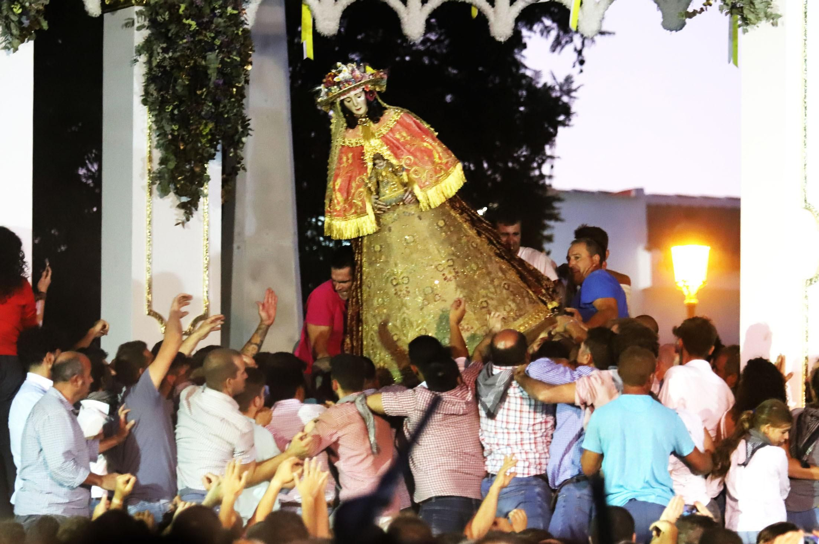 Recuerda las imágenes de la Venida de la Virgen del Rocío a Almonte en 2019