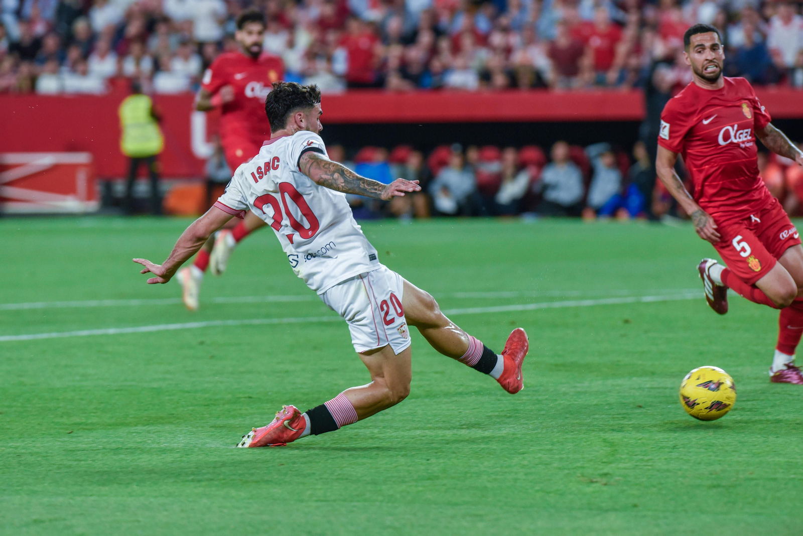 Isaac Romero finaliza una buena jugada ante el Mallorca
