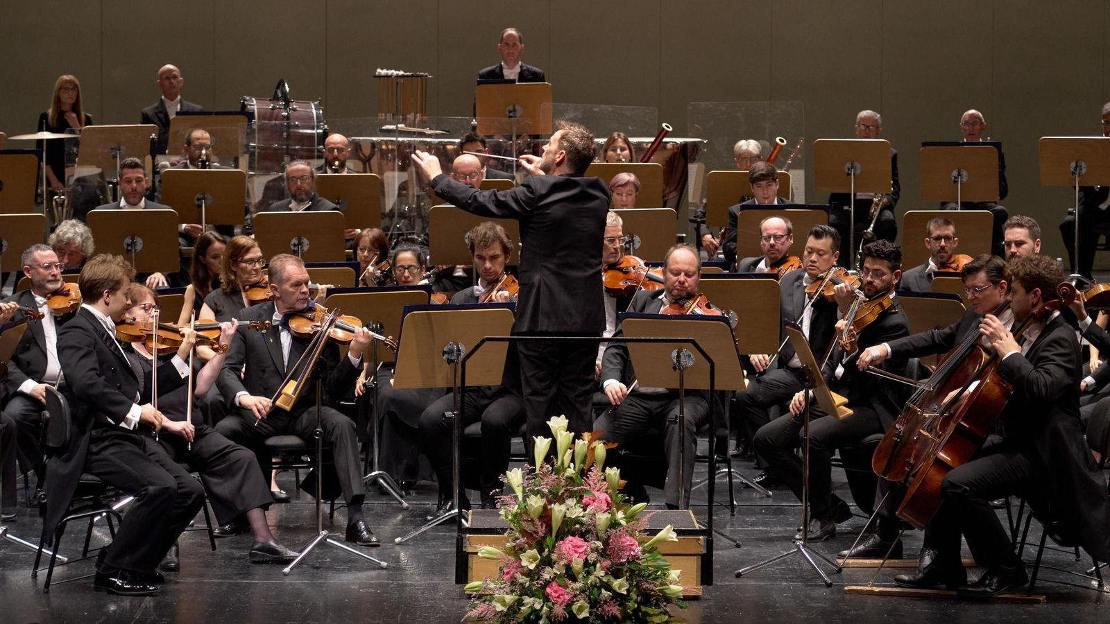 El valenciano Álvaro Albiach dirigiendo a la ROSS en el Maestranza.