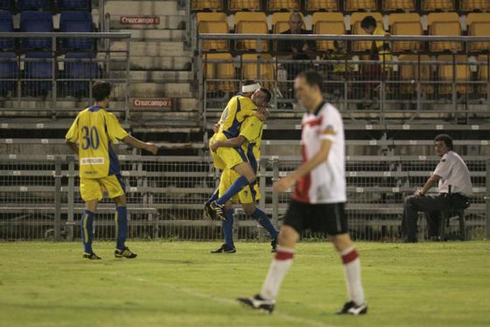 El canterano abraza a Aarón, que le sirvió en bandeja el 2-1. 

Foto: Jesus Marin