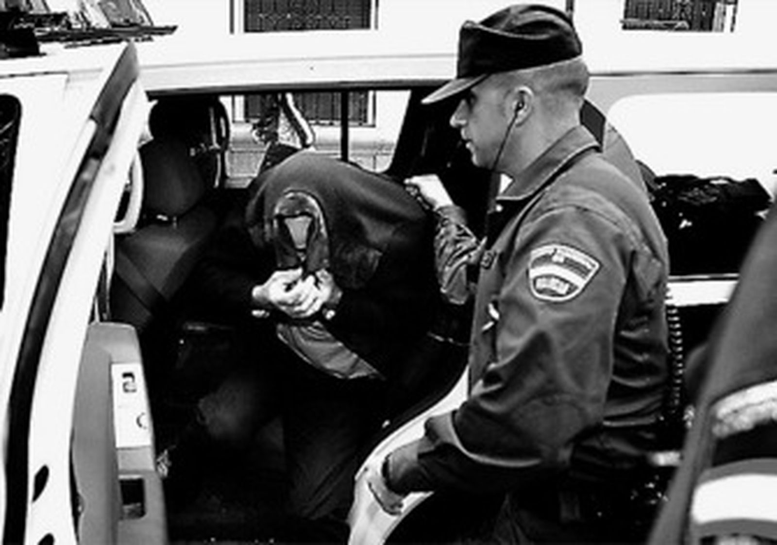 Traslado de uno de los agentes detenidos.