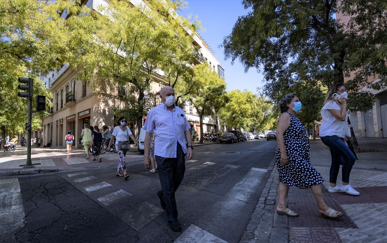 La seguridad vial de los peatones está en riesgo. No se ven los pasos de peatones en la calle Miraflores.
