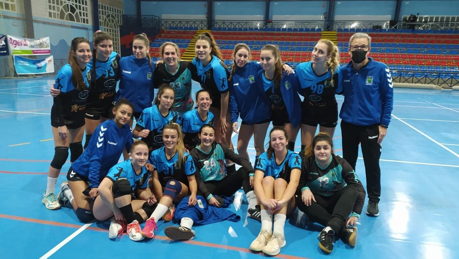 Las jugadoras del Solucar tras el triunfo en Montequinto.