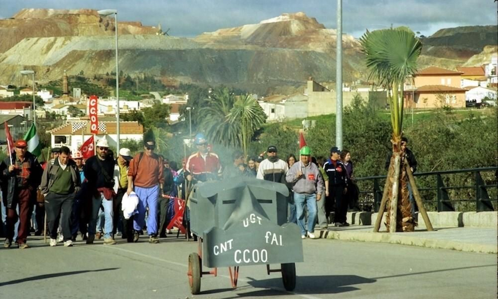 La Columna Minera saliendo de Nerva con las minas al fondo copia. La Columna Minera saliendo de Nerva con las minas al fondo copia.