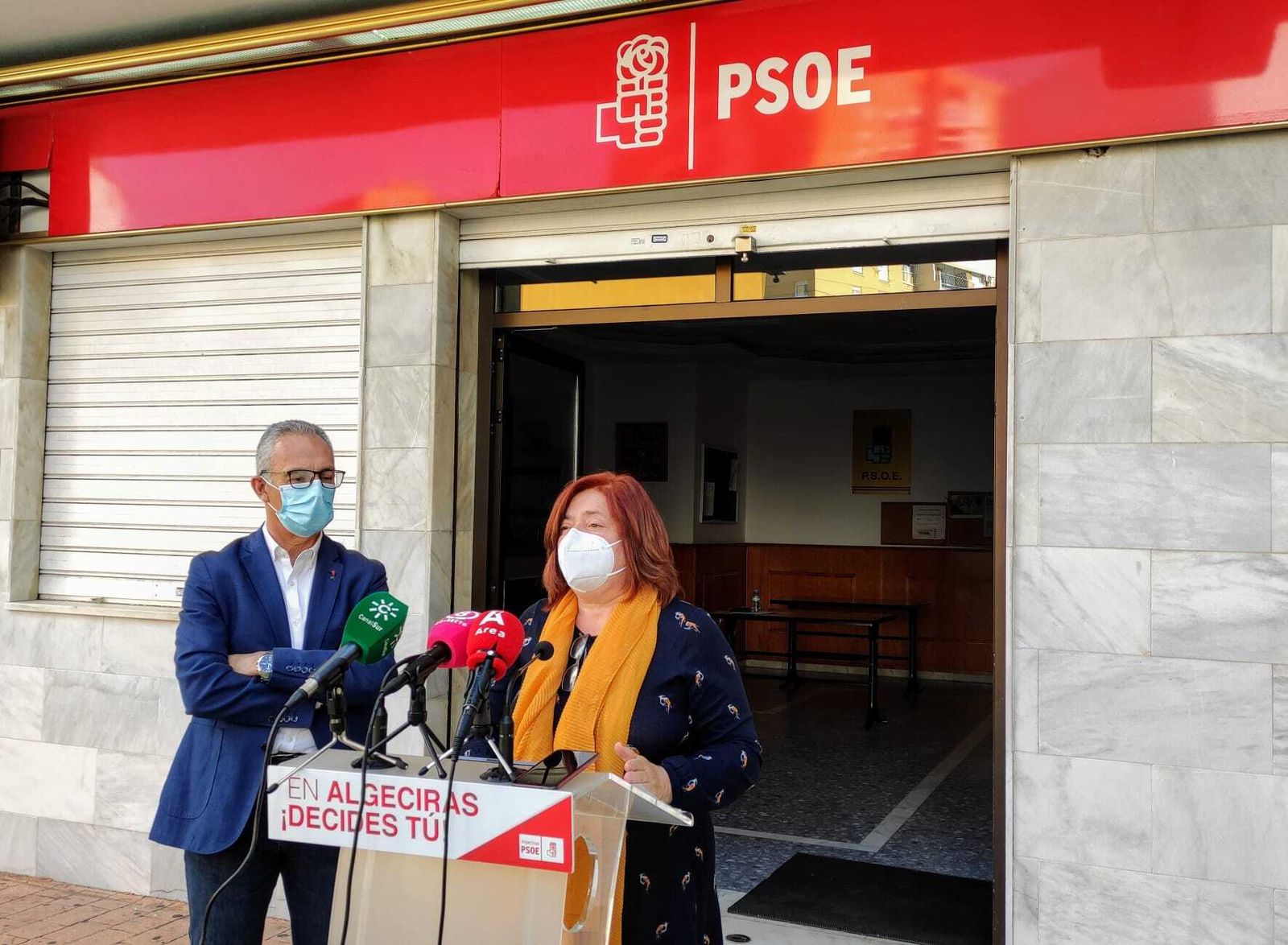 Juan Lozano y Cándida Verdier, frente a la sede del PSOE este sábado