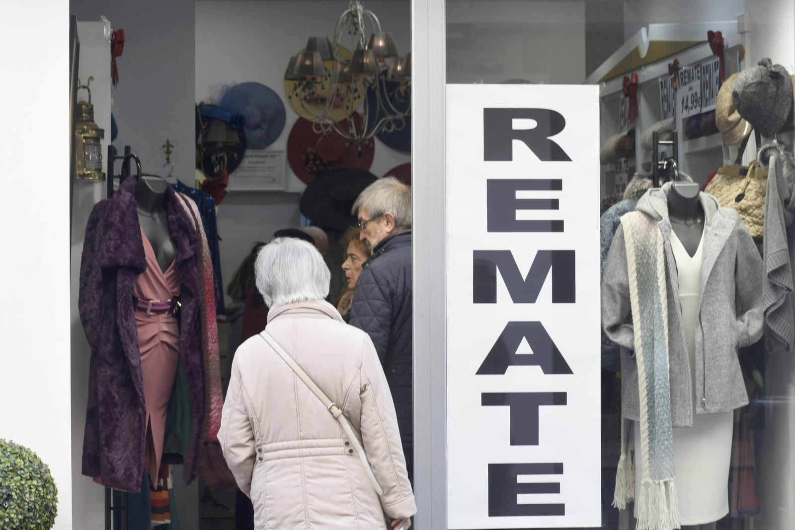 Una mujer accede a una tienda de la zona centro de Córdoba