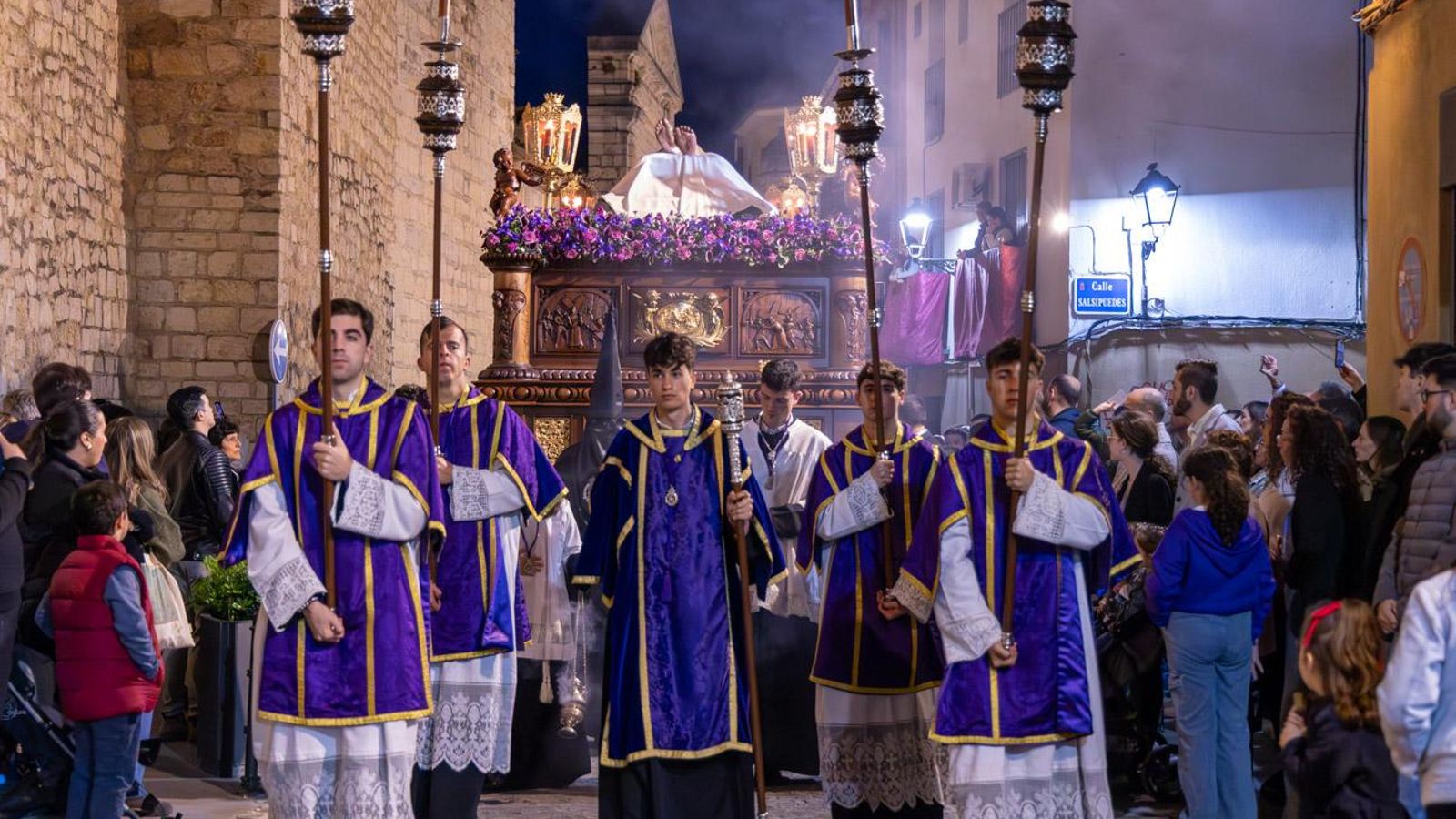 Luto y duelo en la noche del Viernes Santo, en imágenes