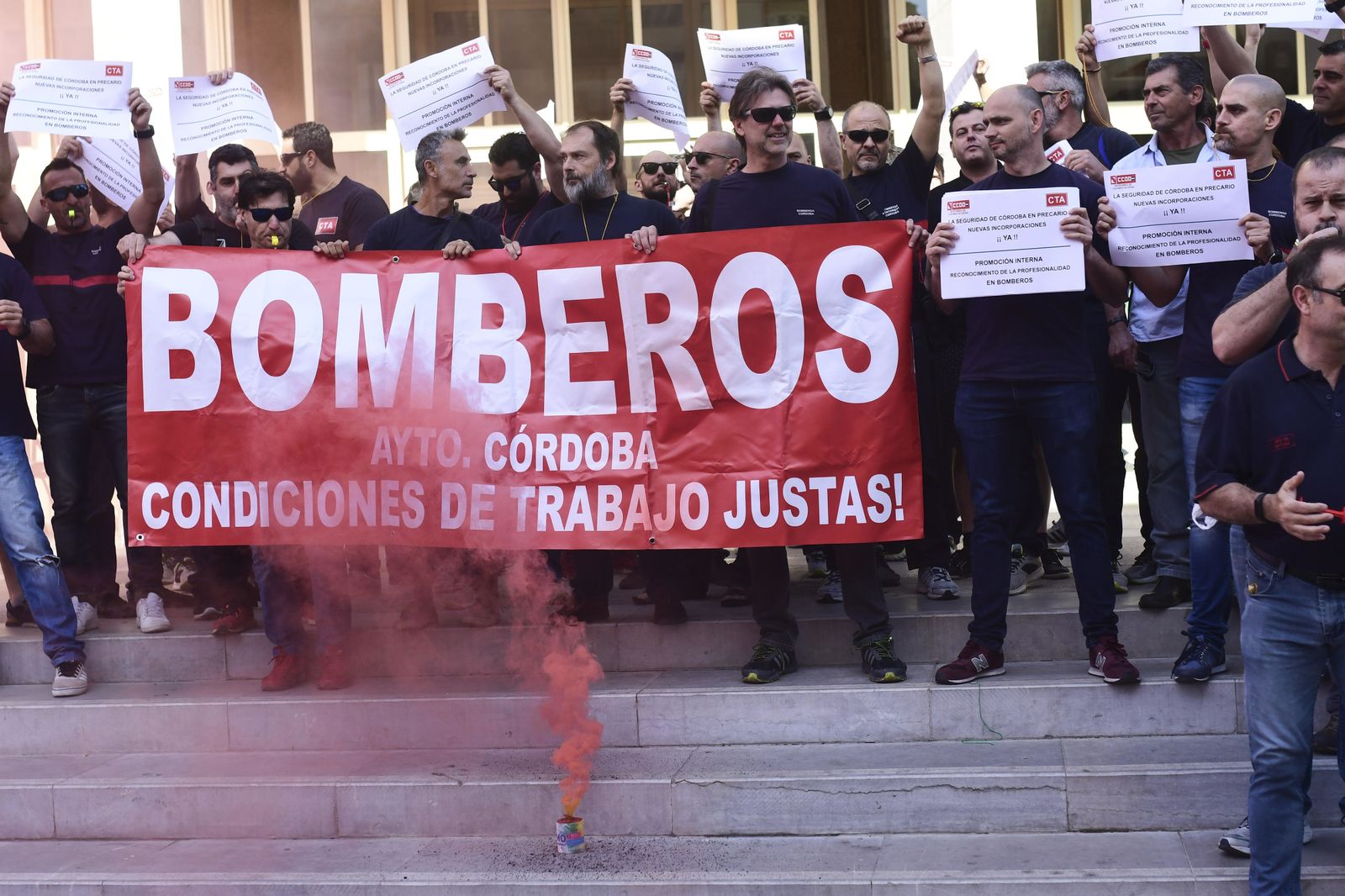 Los bomberos, en la puerta del Ayuntamiento.