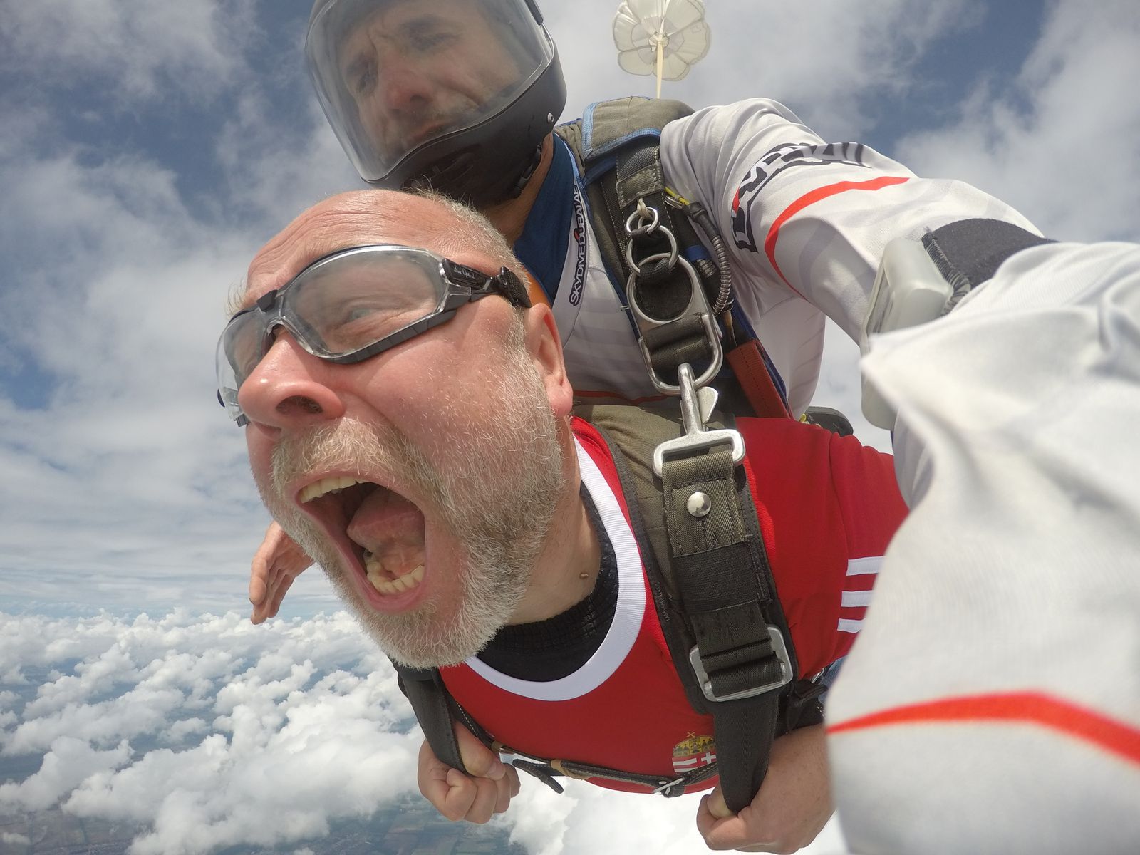 Alumno e instructor en un salto en pleno vuelo.