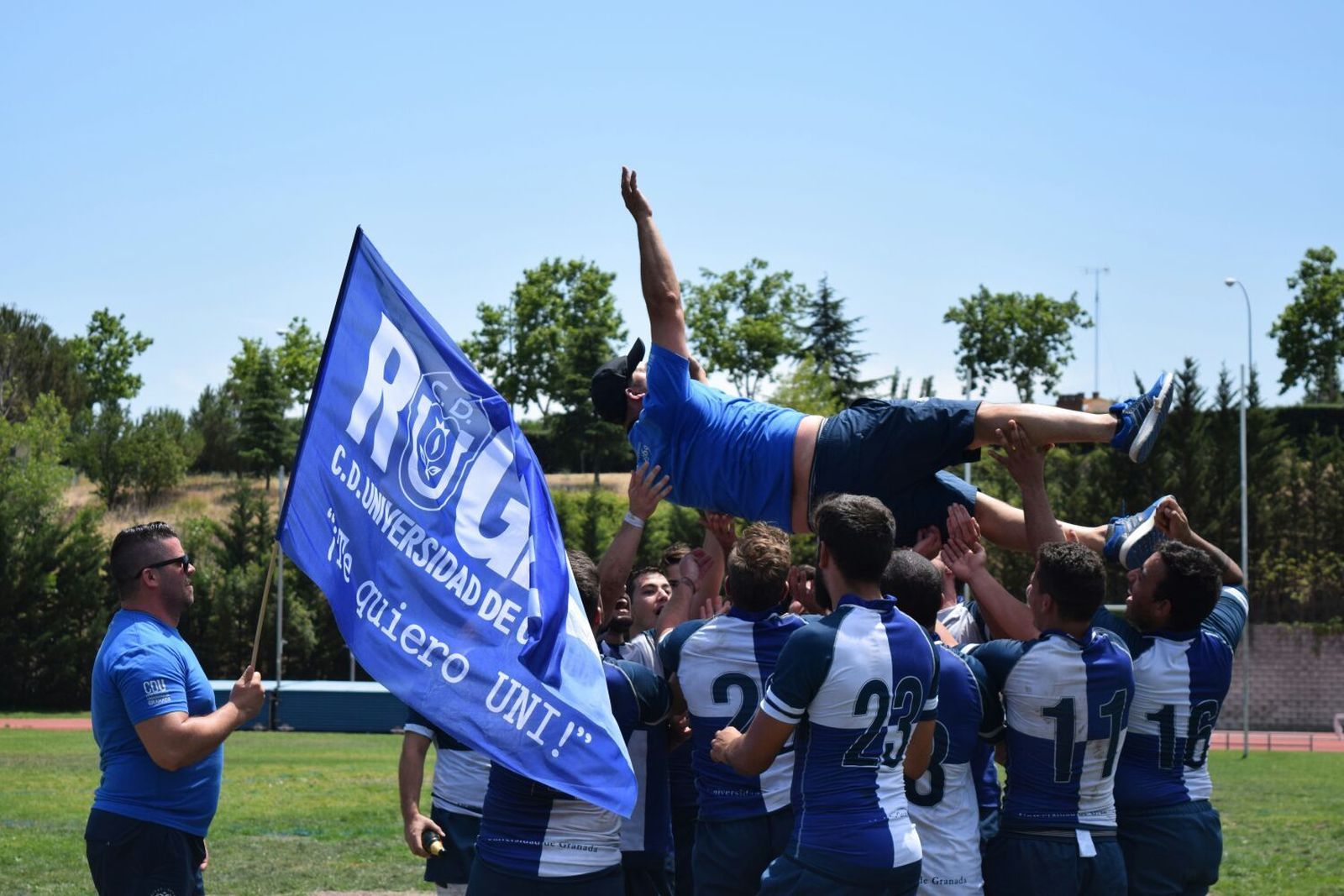 Los jugadores del Universidad de Granada 'mantean' a su entrenador tras el éxito cosechado en Majadahonda.